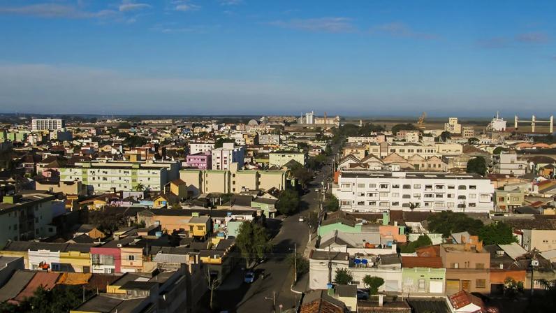 Vista de área universitária em Niterói, com edificações modernas e céu claro