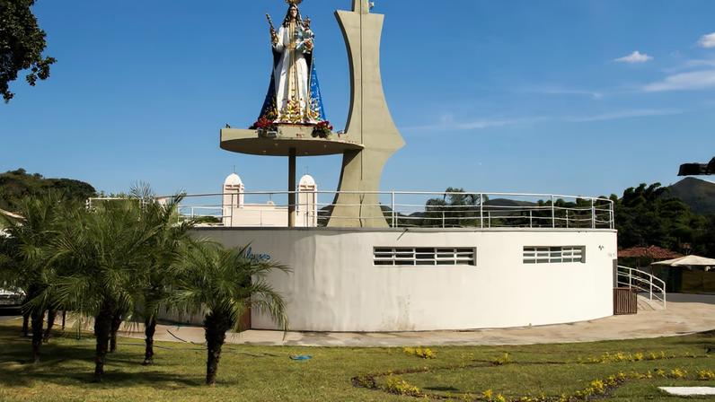 Vista do Santuário de Nossa Senhora da Lapa, cartão-postal de Vazante MG.