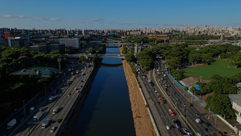 Vista aérea de Blumenau SC, com o rio Itajaí-Açu ao centro e prédios do Centro ao fundo