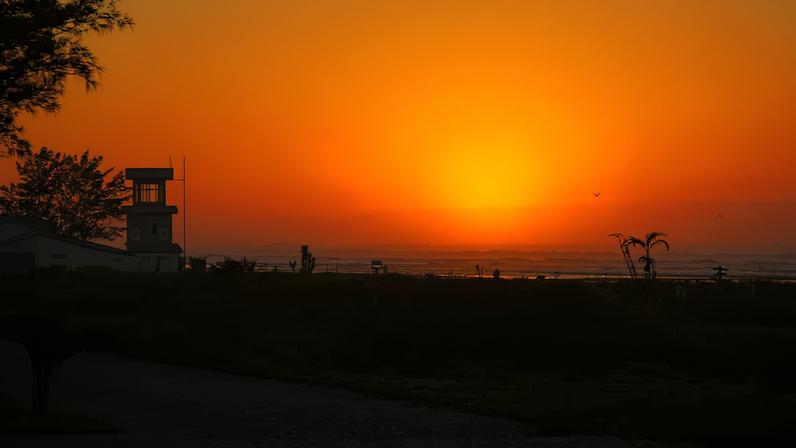 Vista aérea da Praia de Jaguaruna ao pôr do sol