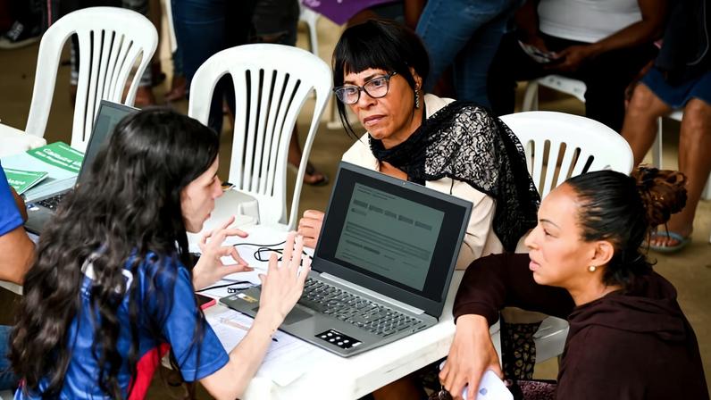 Profissionais de saúde e assistência social em ação comunitária