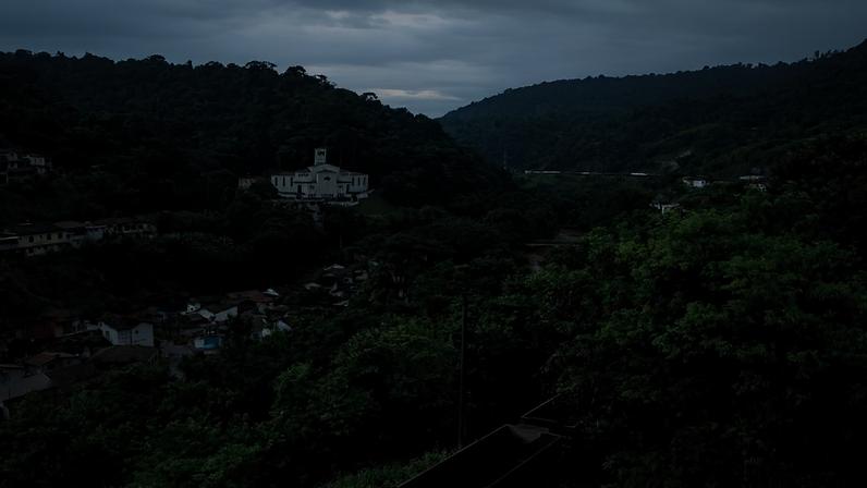 Paisagem urbana de João Monlevade MG, com morros e a malha urbana ao fundo. Crédito: Issuu.