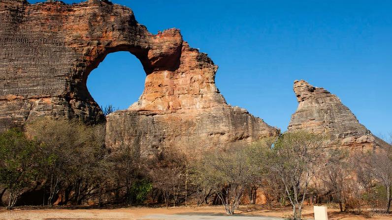 Serra da Capivara, referência turística e científica do sudeste piauiense, na região de João Costa PI. Crédito: Imagem da Wikipédia.