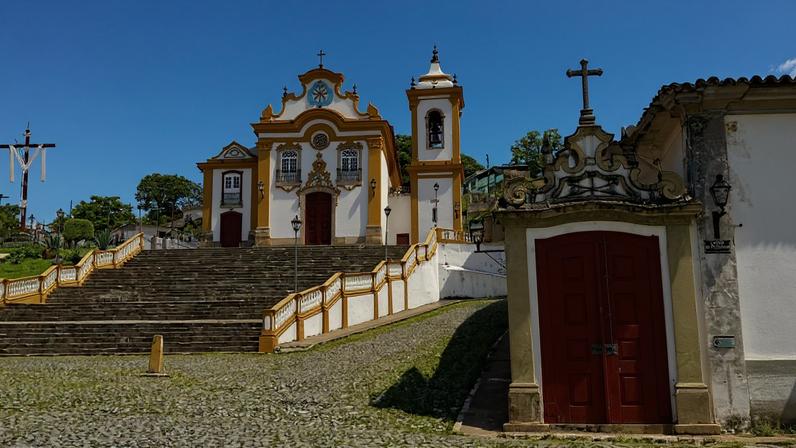 Vista aérea do centro histórico de São João del-Rei, com igrejas coloniais e telhados de cerâmica. Crédito: jetsettingduo.com.