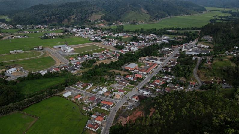 Paisagem de Doutor Pedrinho SC, com vales e montanhas do Vale do Itajaí ao fundo. Crédito: ND Mais.