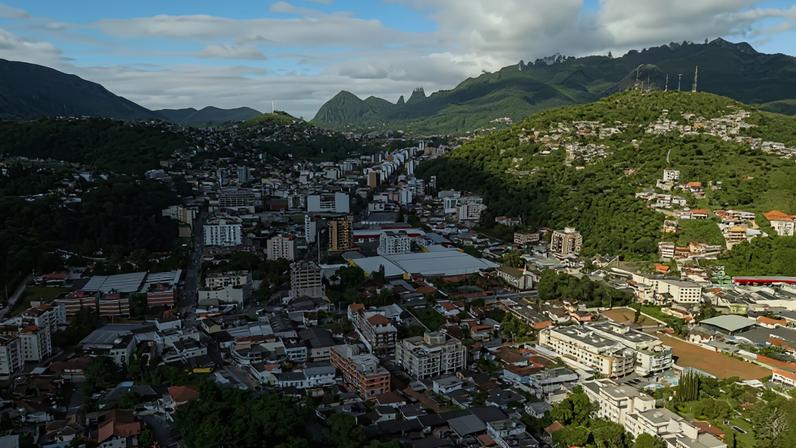 Vista aérea de Duque de Caxias, na Baixada Fluminense. Crédito: imagem de Quinto Andar.