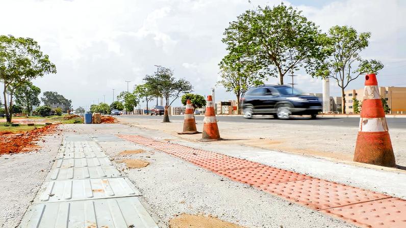 Obras de infraestrutura viária ilustrando frentes de serviço e mobilidade em regiões brasileiras