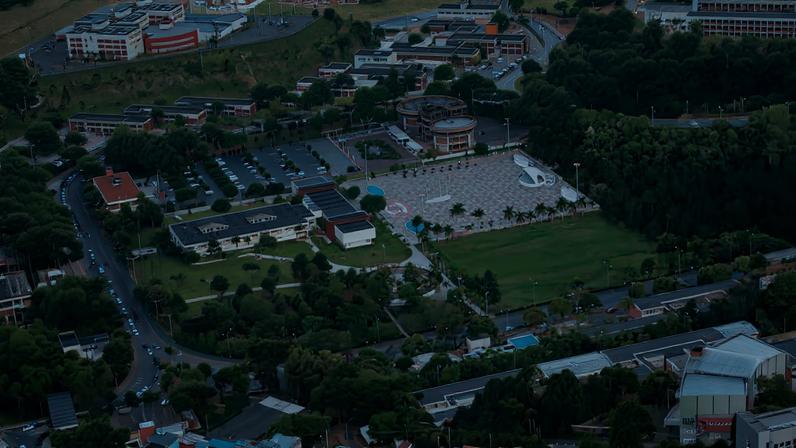 Campus da UFJF em Juiz de Fora, com prédios e áreas verdes
