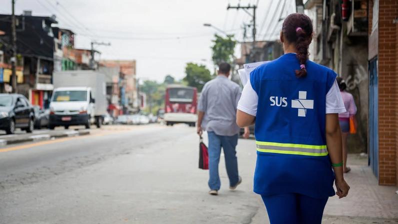 Agente comunitário de saúde em visita domiciliar