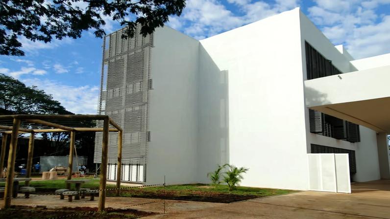 Arquitetura moderna em unidade da UFU, em dia ensolarado. Crédito: PREFE/UFU.