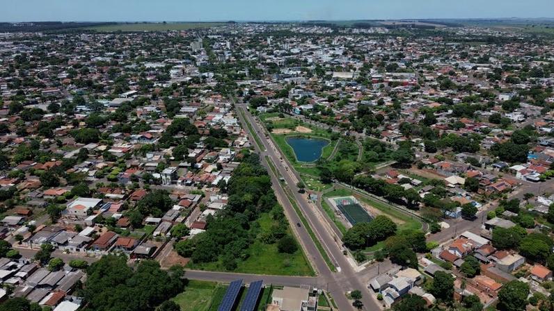 Vista urbana de Coração de Jesus MG com igreja e palmeiras ao fundo