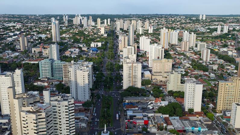 Rua urbana em Goianinha, com casas, trabalhadores na calçada e céu azul. Crédito: Prefeitura de Goianinha.