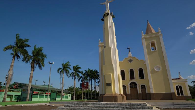 Rua com igreja e palmeiras em cidade do Sertão cearense, céu aberto e tons quentes. Créditos: Wikipédia.