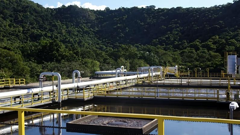 Estação de tratamento de água do SAAE. Estrutura com tubulações e tanques de processo. Crédito: SEG.