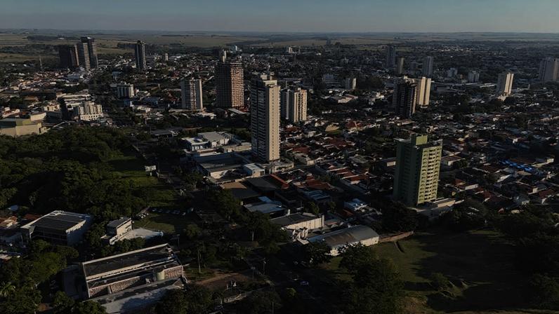 Profissional de saúde em atendimento comunitário