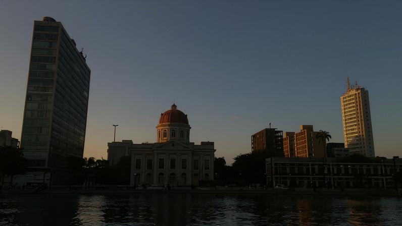 Skyline do Recife ao pôr do sol, com o rio Capibaribe em destaque