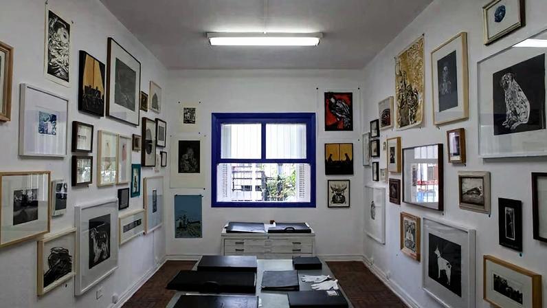 Ambiente de ateliê de gravura — referência ao universo de ensino e prática na EBA/UFMG. Crédito: Gravura Contemporânea.