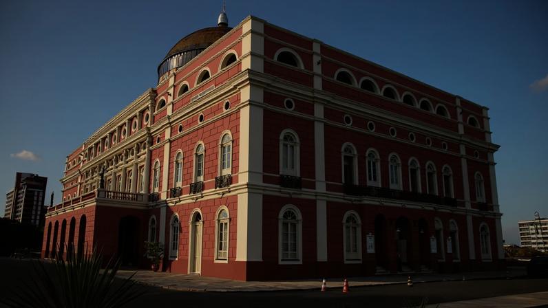 Fachada do Teatro Amazonas, um dos principais cartões-postais de Manaus.