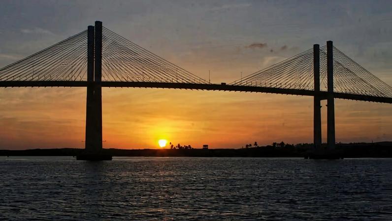 Porto de Natal ao entardecer, com a Ponte Newton Navarro ao fundo