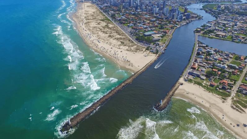 Lagoa de Imaruí ao entardecer, cartão-postal do município no complexo lagunar de Laguna. Crédito: Portal Municipal de Turismo de Imaruí.