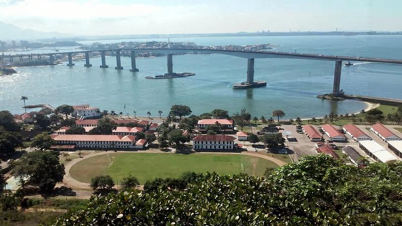 Vista aérea de Vitória ES, com a Terceira Ponte e a baía ao fundo