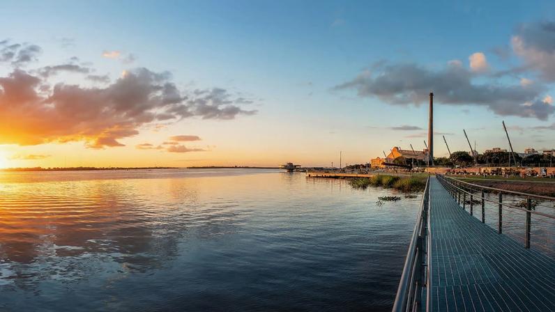 Orla do Guaíba revitalizada, cartão-postal de Porto Alegre, com ciclovia e área de lazer ao pôr do sol. Crédito: Melhores Destinos.