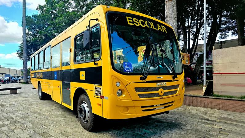 Ônibus de transporte escolar em via urbana, imagem ilustrativa