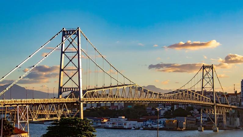 Vista da ponte Hercílio Luz ao entardecer