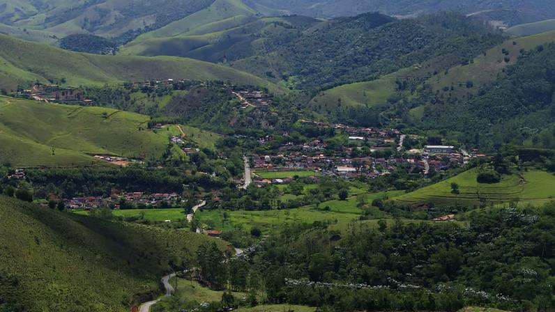 Vista panorâmica de Monteiro Lobato SP, na região do Vale do Paraíba, com morros verdes ao fundo