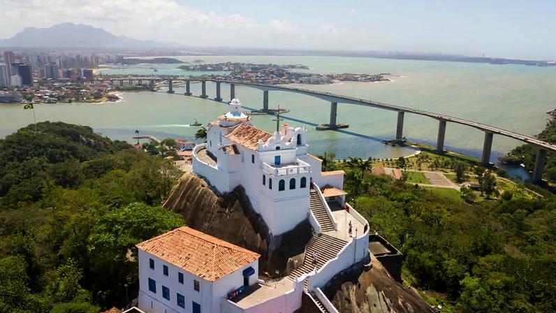 Vista do Convento da Penha e orla de Vila Velha ES