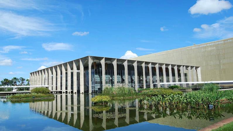 Fachada de um campus de Instituto Federal, com letreiro, jardins e céu azul