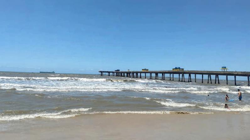 Vista do campus sede da Universidade Federal de Alfenas, com prédios acadêmicos e bandeiras em dia claro. Crédito: UNIFAL-MG.