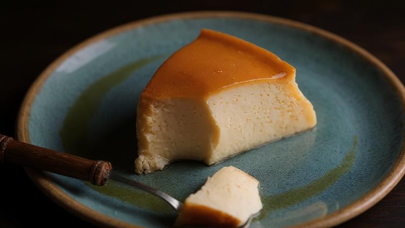 Pudim de leite com furinhos