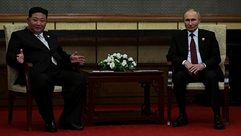 Imagem colorida mostra Kim Jong-un e Vladimir Putin - Metrópoles