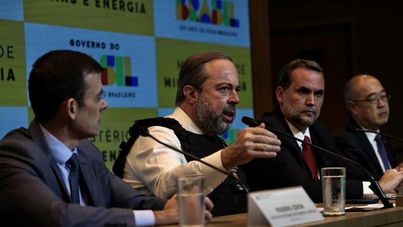 Brasília, (DF), 14/04/2026 - O secretário-executivo da Fazenda, Rogério Ceron, ministro de Minas e Energia, Alexandre Silveira, o ministro do Planejamento e Orçamento, Bruno Moretti, e o Secretário Nacional do Consumidor, Ricardo Morishita Wada, apresentam em coletiva as novas ações de enfrentamento aos efeitos da guerra sobre o setor de combustíveis no Brasil. Foto: Fabio Rodrigues-Pozzebom/Agência Brasil