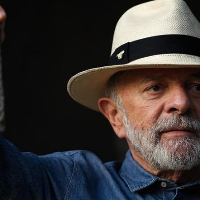Lula vai a SP para remover excesso de pele na cabeça e tratar tendinite