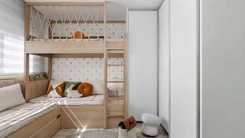 Para os netos dos moradores, o escritório ARQVentura projetou um beliche combinado à bicama em marcenaria clara, criando uma atmosfera que remete a um acampamento