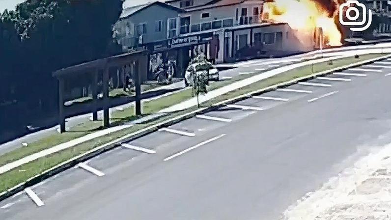 Vídeo registra queda de avião em residência no Rio Grande do Sul