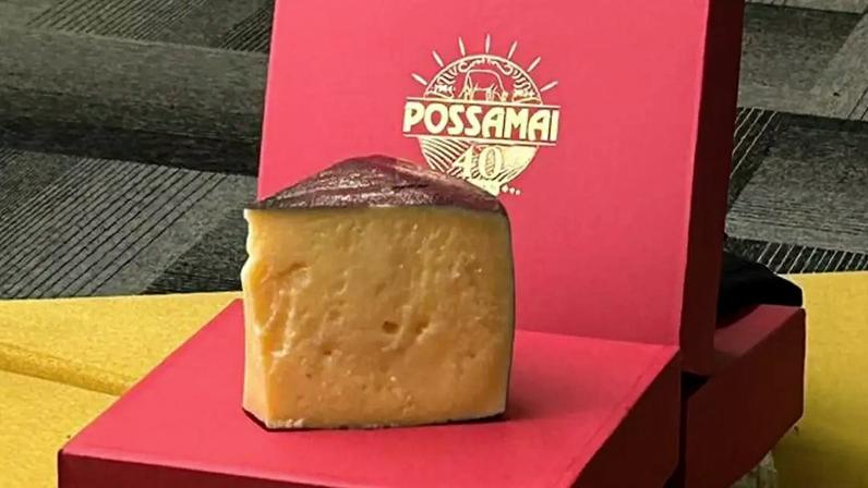 O resultado é um queijo de longa maturação, rico em cristais de tirosina, que dão sensação de "explosão" na boca e crocância