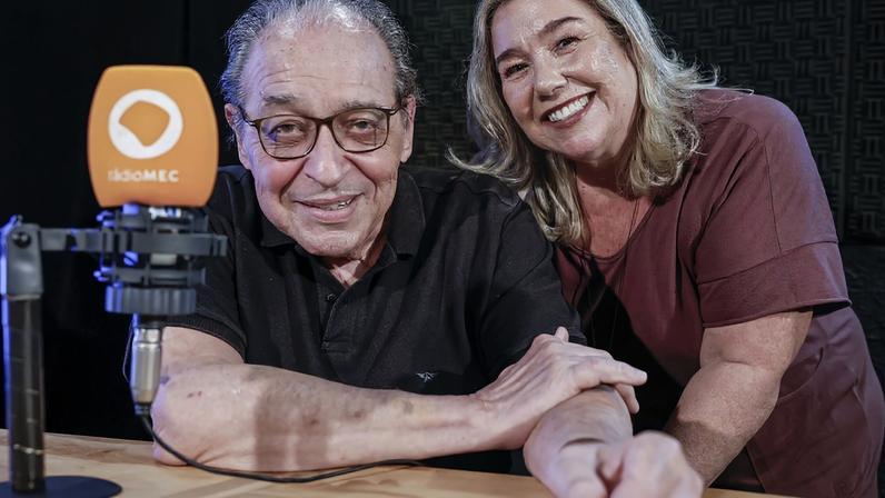 O escritor Ruy Castro grava programas na Rádio MEC, com a esposa e jornalista Heloísa Seixas, e o programa Conversa com o Autor, com a jornalista Katy Navarro. Foto: Fernando Frazão/Agência Brasil