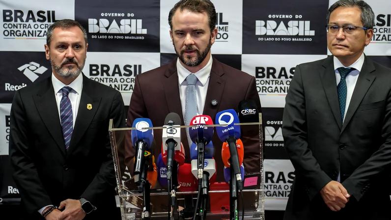 Brasília/DF - O ministro da Fazenda, Dario Durigan, anuncia a Cooperação Mútua entre a Receita Federal do Brasil (RFB) e o U.S. Customs and Border Protection (CBP), agência de fronteiras dos Estados Unidos, para o combate ao crime transnacional. Na foto o Diretor-Geral da Polícia Federal, Andrei Rodrigues, o ministro da Fazenda, Dario Durigan, e o secretário especial da Receita Federal, Robinson Barreirinhas. Foto: Rafa Neddermeyer/Agência Brasil
