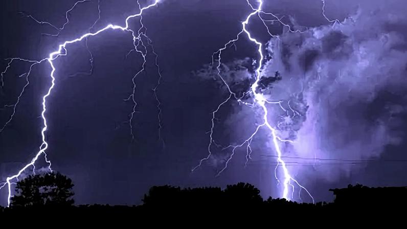 Raios são descargas elétricas formadas a partir do atrito do ar em movimento com as gotículas de água presentes nas nuvens. Imagem ilustrativa