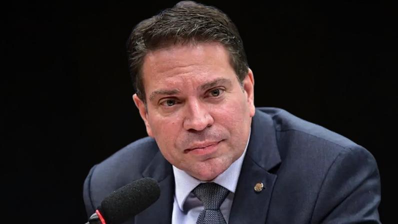 Alexandre Ramagem foi detido por autoridades migratórias dos EUA. (Foto: Zeca Ribeiro/Câmara dos Deputados)