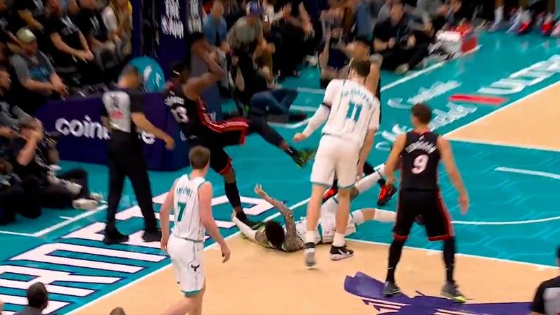 LaMelo Ball dá rasteira em Bam Adebayo no jogo entre Charlotte Hornets e Miami Heat — Foto: Reprodução
