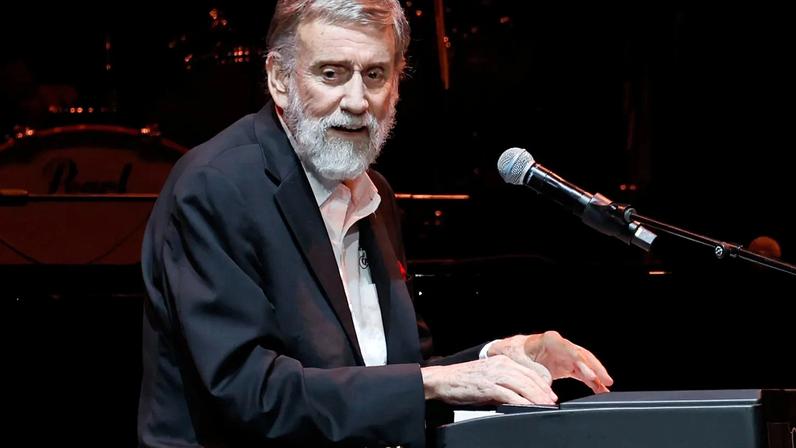 Ray Stevens sofre fratura no pescoço após queda, antes de novo álbum