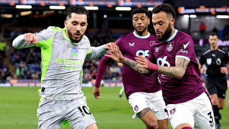 Rayan Cherki tenta passar pela marcação de Hartman em City x Burnley