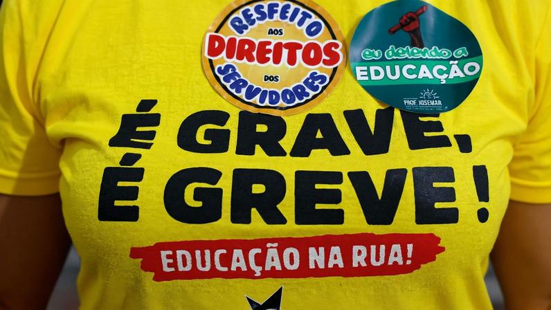 Professores municipais votam em assembleia, na quadra da Escola de Samba São Clemente, pela continuação da greve e contra o projeto de lei complementar que propõe mudanças no regime de trabalho e nas contratações no funcionalismo municipal (PLC 186/2024). Foto: Tânia Rêgo/Agência Brasil
