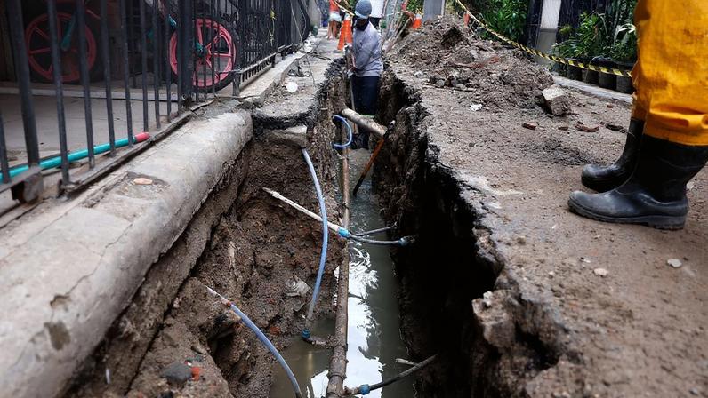 Funcionários da Águas do Rio trabalham em obra de infraestrutura de tratamento de esgoto na comunidade Parque Rubens Vaz. Saneamento básico em localidades do Complexo da Maré.