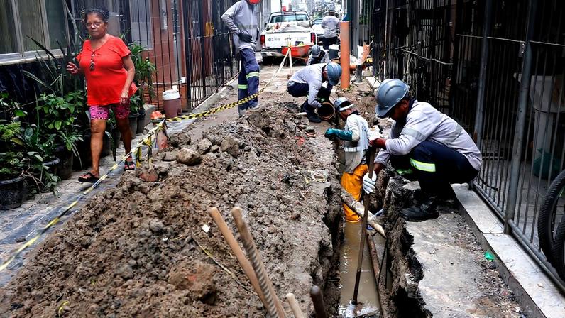 Rio de Janeiro (RJ), 01/04/2026 - Funcionários da Águas do Rio trabalham em obra de infraestrutura de tratamento de esgoto na comunidade Parque Rubens Vaz. Saneamento básico em localidades do Complexo da Maré. Foto: Tânia Rêgo/Agência Brasil