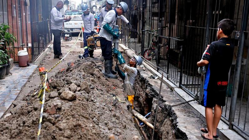 Professora alerta sobre endividamento com taxa de água e esgoto na Maré